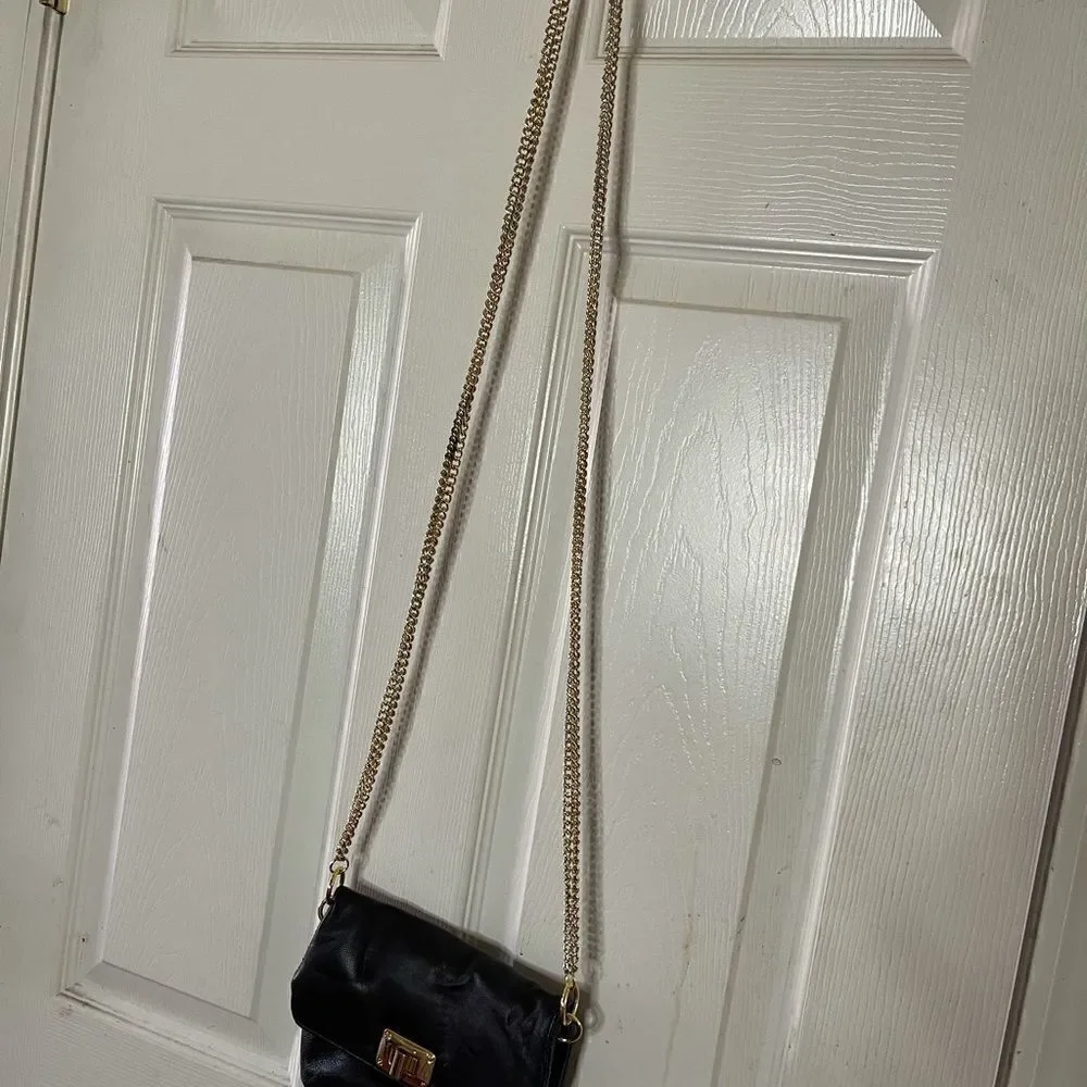 Paradox leather black small crossbody bag with ajustable gold tone chain.